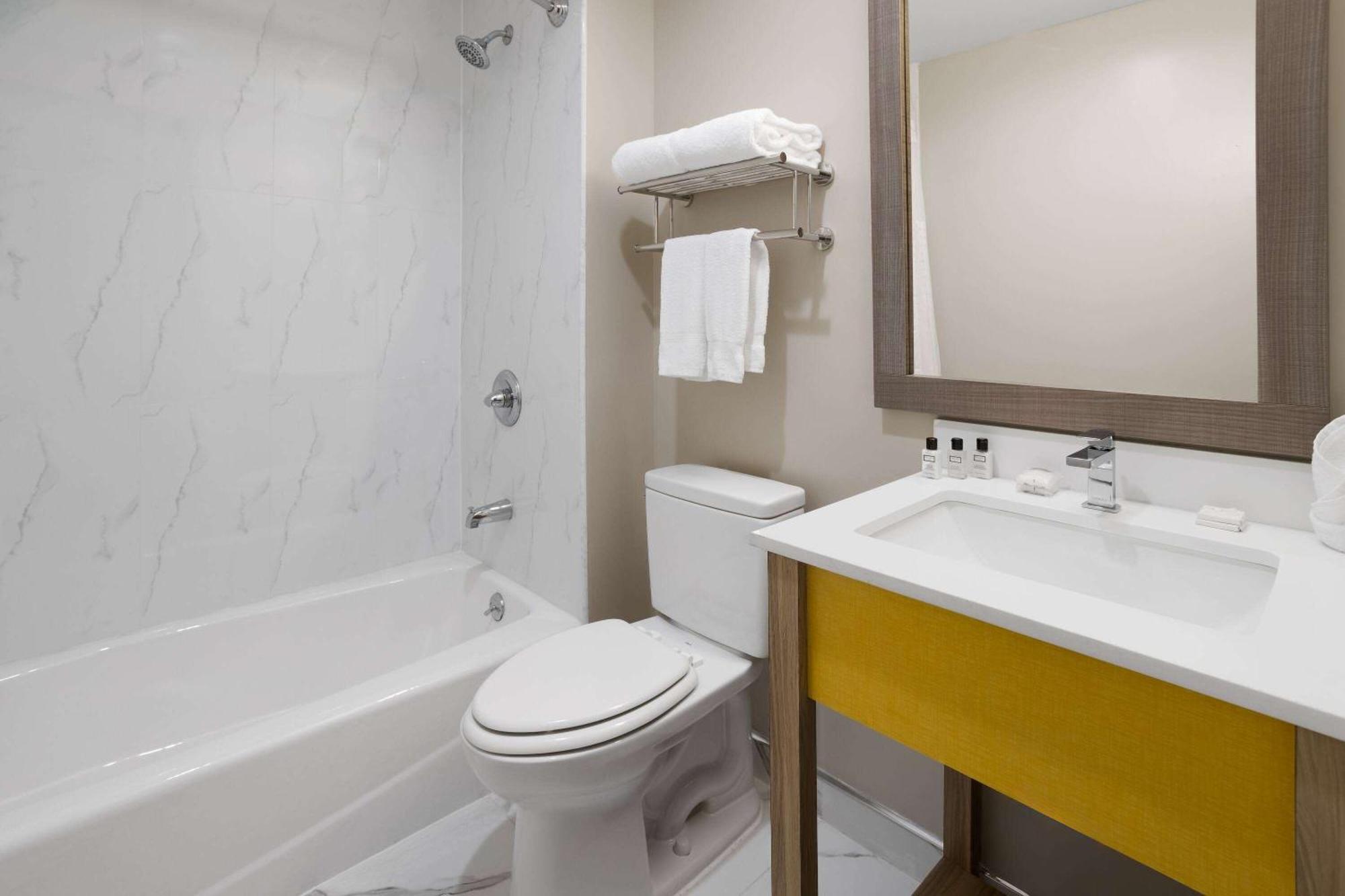 Days Inn By Wyndham Staten Island New York Exterior photo