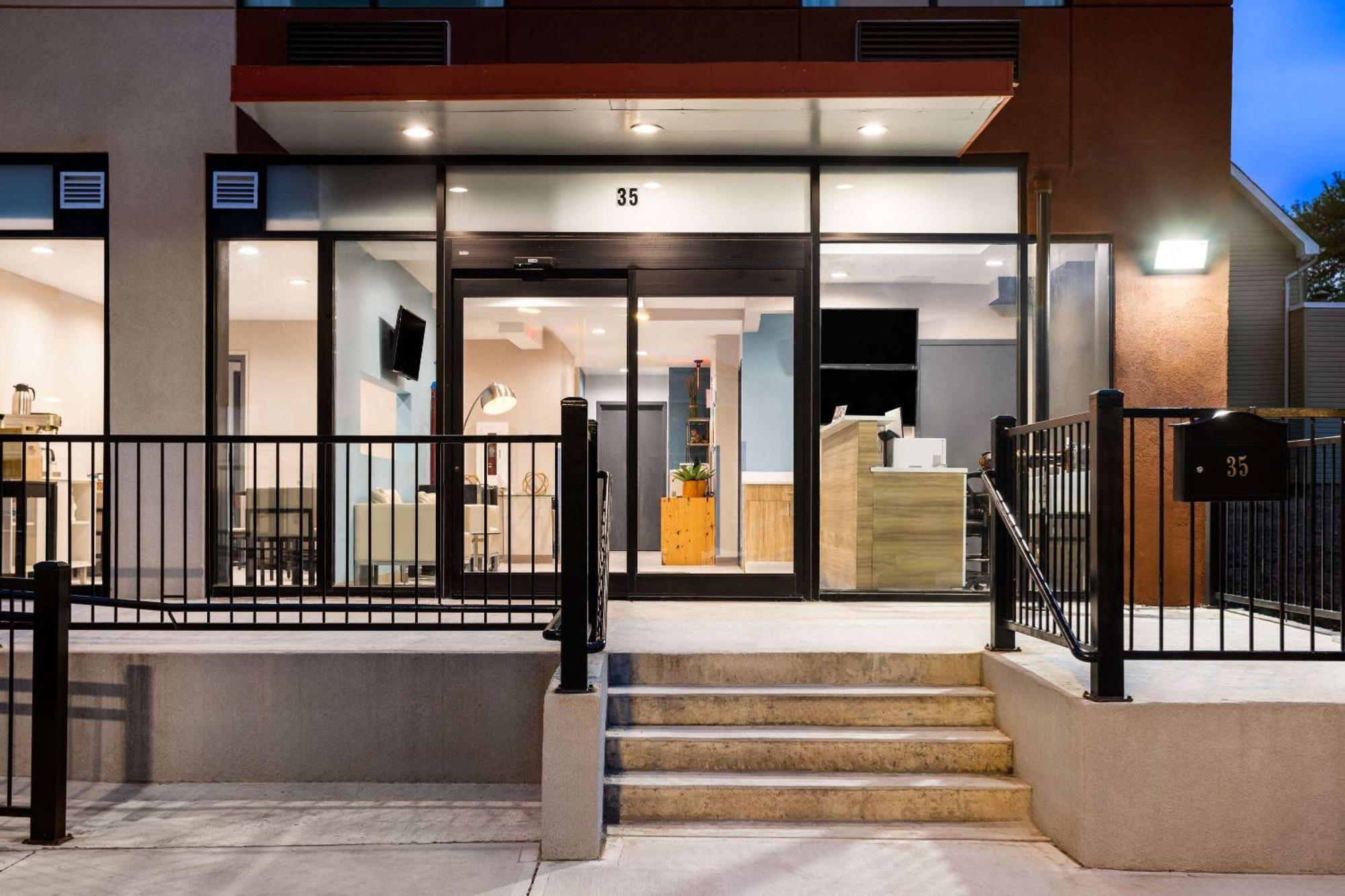 Days Inn By Wyndham Staten Island New York Exterior photo